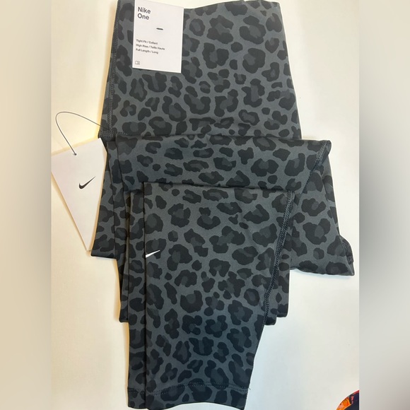 Nike Grey Leopard Leggings - Picture 5 of 11